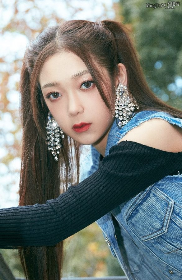 希林娜依高身穿超短牛仔裙秀出超白的少女腿(5/8)