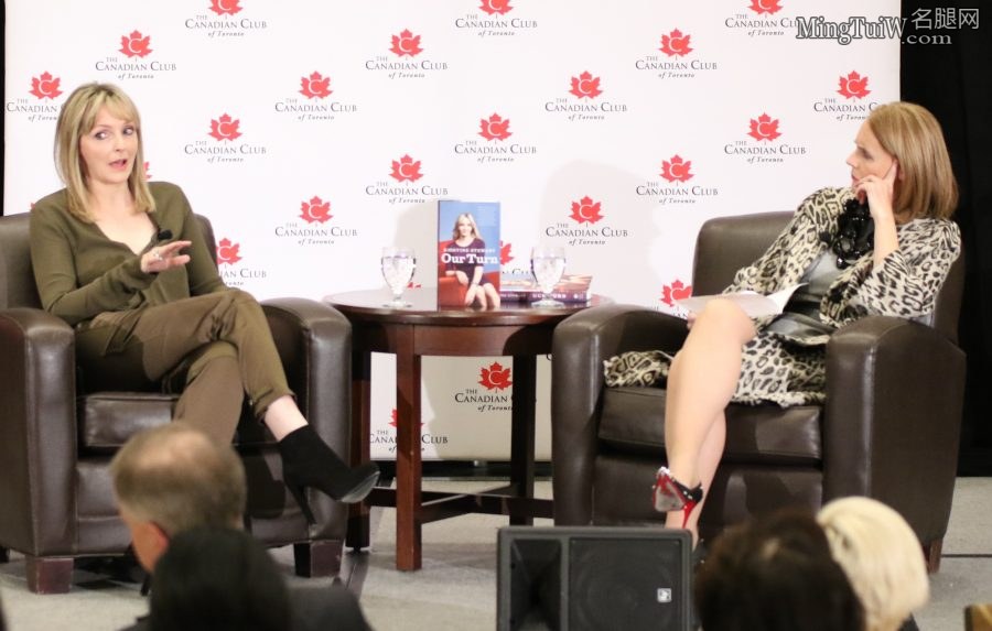 媒体主管Kirstine Stewart的高跟短靴和加拿大妇女组织负责人Alex Johnston的肉丝美腿（第3张/共7张）