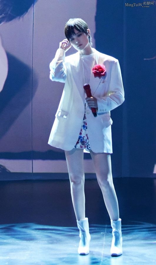 李宇春穿白色西装配热裤大长腿录制《王牌对王牌》（第5张/共5张）
