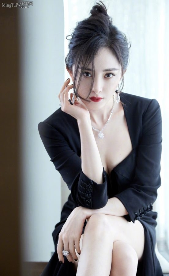 女明星杨幂开衩裙美腿配上性感细高跟真是美的不要不要的(2/6)