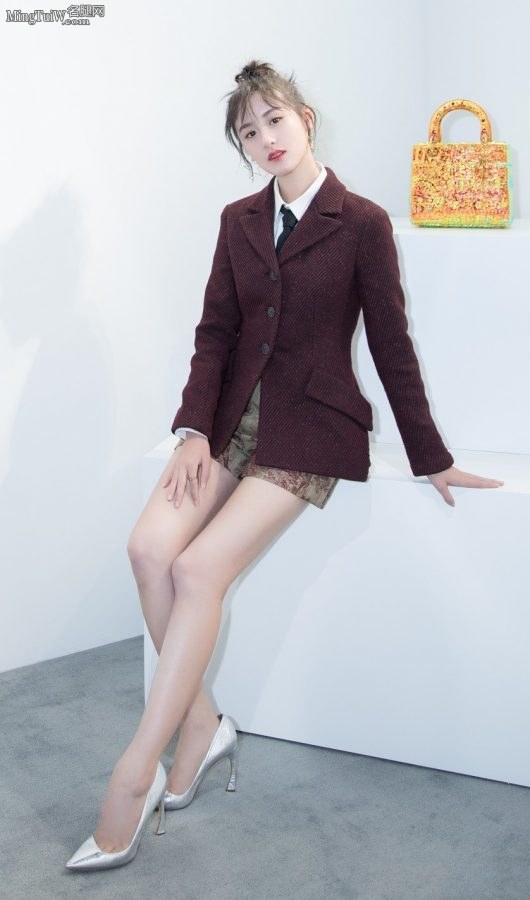 大长腿美女袁冰妍西装配短裤气质优雅潇洒(5/7)