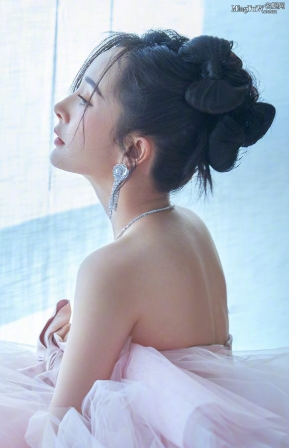 杨幂穿粉色纱裙大方秀出事业线和美背(6/6)