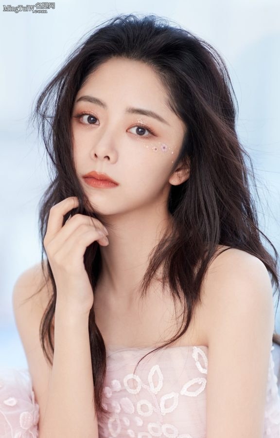 仙气十足的美妹子谭松韵穿薄纱长裙抬起细高跟脚(6/7)