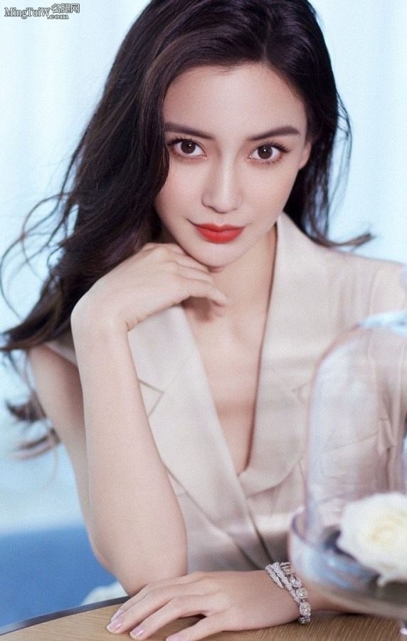 大美人Angelababy波浪长发纤细美腿夹的真好(4/6)