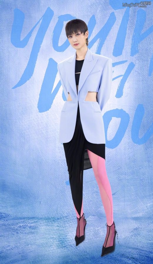 李宇春身着淡蓝色西装配斜开叉黑裙，腿穿粉色丝袜（第1张/共3张）