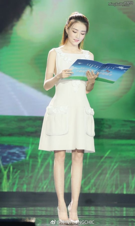 气质淡雅纯美的徐璐美腿纤细笔直(2/3)