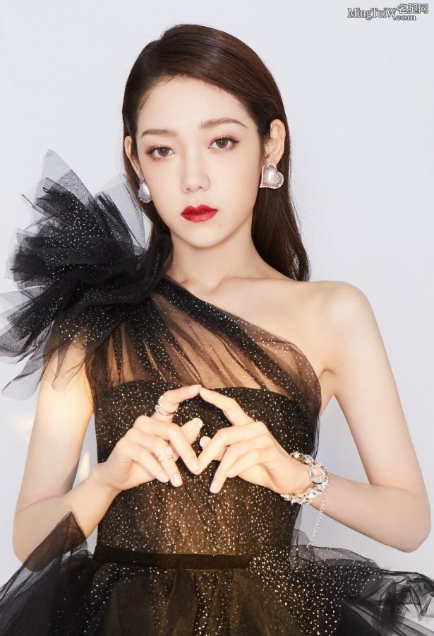 红唇妩媚希林娜依·高穿黑纱群露美腿在《我们的歌》节目表演(5/8)