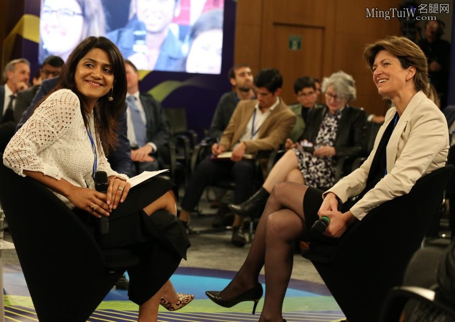 主持人Maithreyi Seetharaman脚穿细高跟采访穿黑丝高跟的CEO Isabelle Kocher（第1张/共6张）