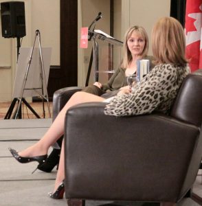 媒体主管Kirstine Stewart的高跟短靴和加拿大妇女组织负责人Alex Johnston的肉丝美腿