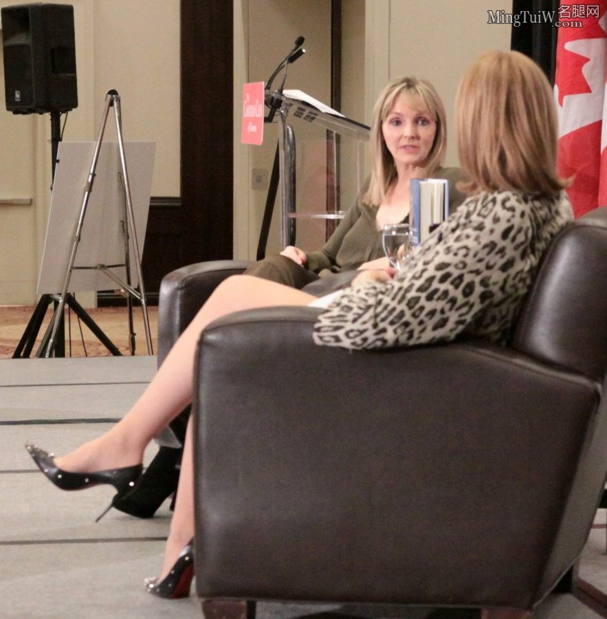 媒体主管Kirstine Stewart的高跟短靴和加拿大妇女组织负责人Alex Johnston的肉丝美腿（第2张/共7张）