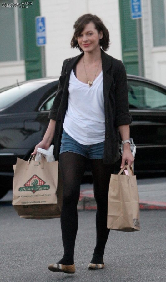 《生化危机》女主Milla Jovovich穿黑丝袜外出购物（第2张/共7张）