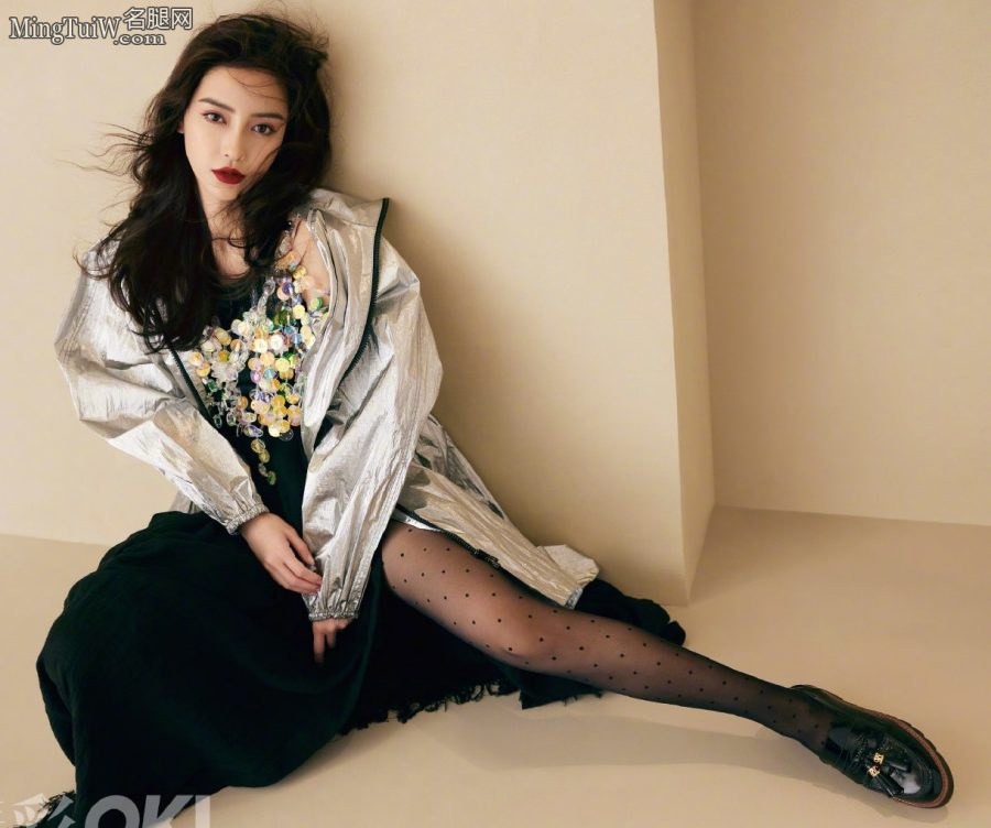 Angelababy登上时尚杂志秀完黑丝腿然后秀白皙美足(1/3)