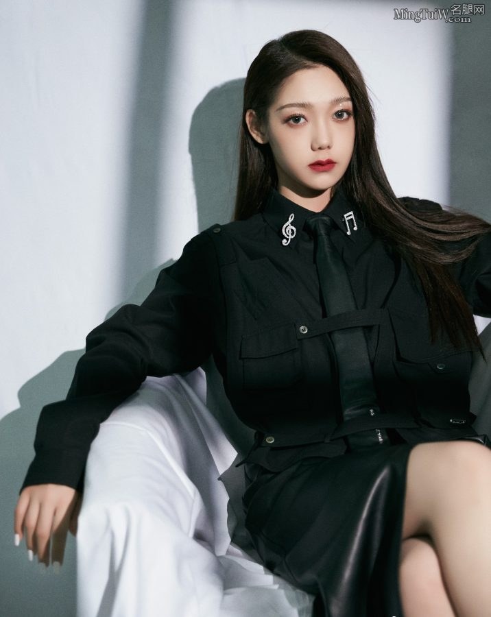 希林娜依高穿一条不规则开叉美裙，美腿修长踩细高跟鞋倾国倾城(3/9)