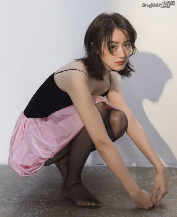 《红秀》杂志写真袁冰妍黑丝脚踩地板上脚趾半透(1/5)