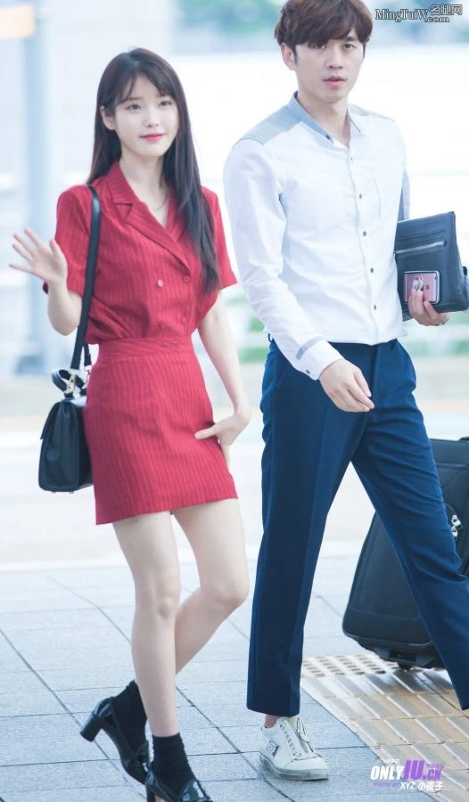 李知恩纤细美腿柔顺长发外出被拍(14/18)
