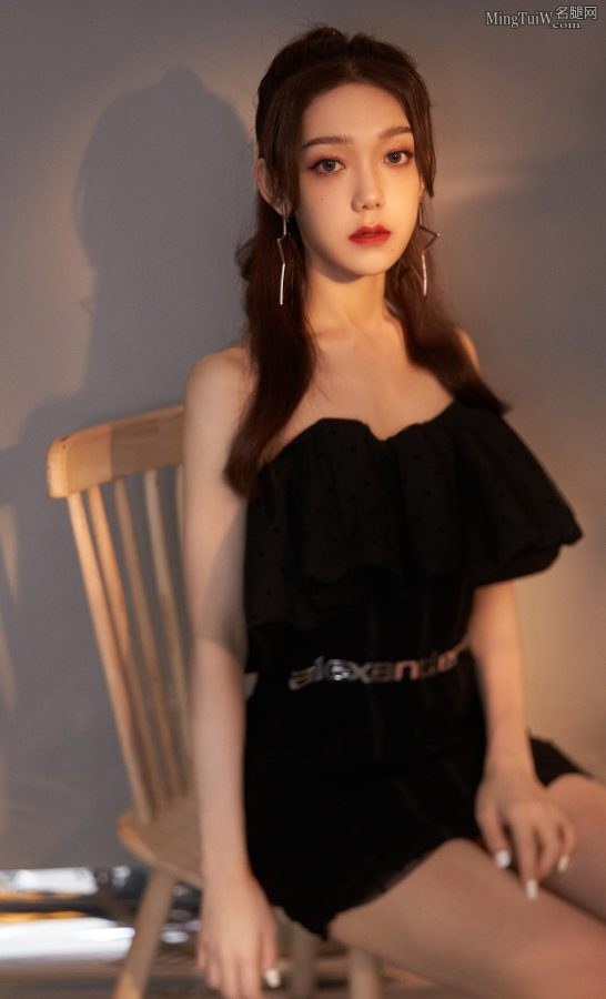 硬糖少女303-希林娜依高一袭利落短裙，脚穿性感凉高跟跷二郎腿(2/7)