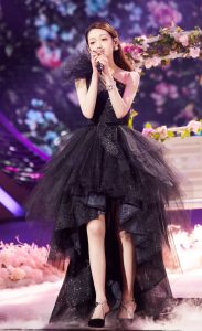 红唇妩媚希林娜依·高穿黑纱群露美腿在《我们的歌》节目表演