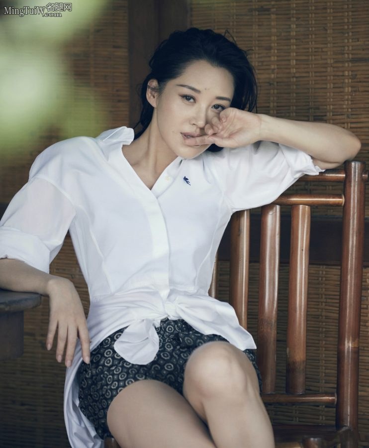 许晴登上《男人装》中国风旗袍不穿鞋秀美足(4/7)