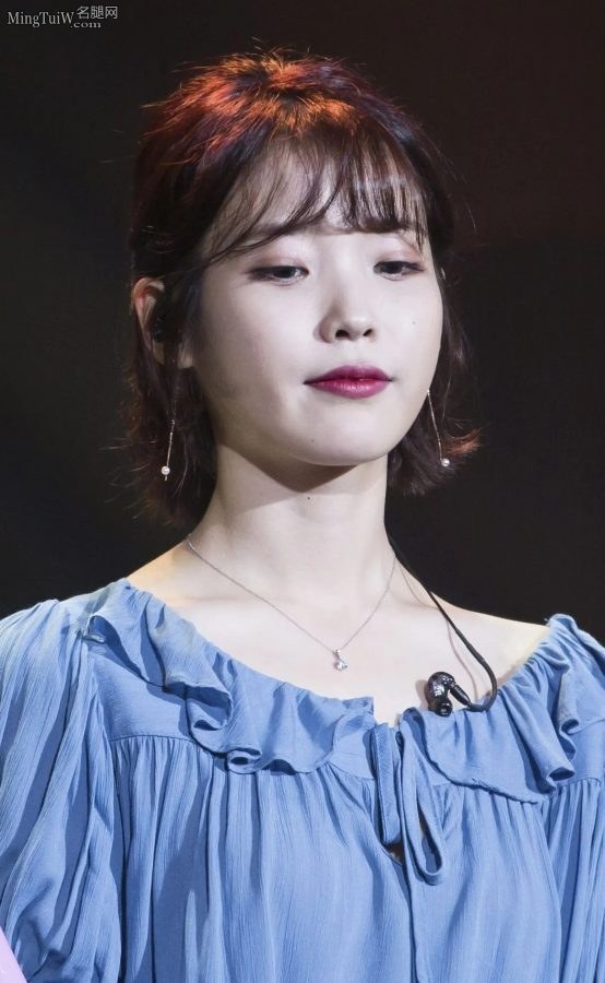 IU(李知恩)气质清纯玉腿洁白，玉手紧握粉色话筒献唱(16/20)