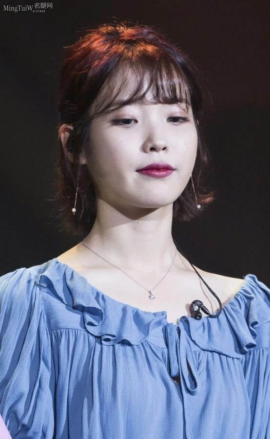 IU(李知恩)气质清纯玉腿洁白，玉手紧握粉色话筒献唱（第16张/共20张）