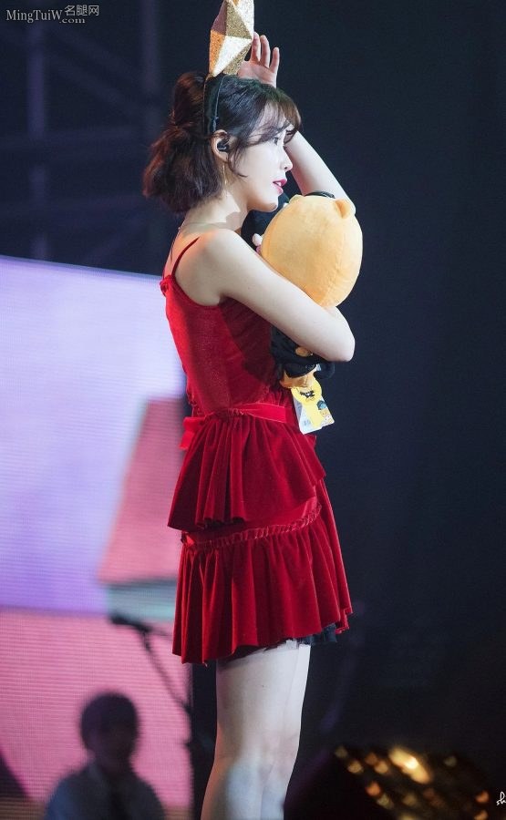 韩国美女歌手李知恩美腿高跟演唱会（第48张/共61张）