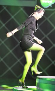 《超级战队》现场图章子怡穿超短裙不时显露黑丝袜跟（第13张/共72张）