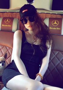 孙敬媛坐在商务车里展示雪白的大腿