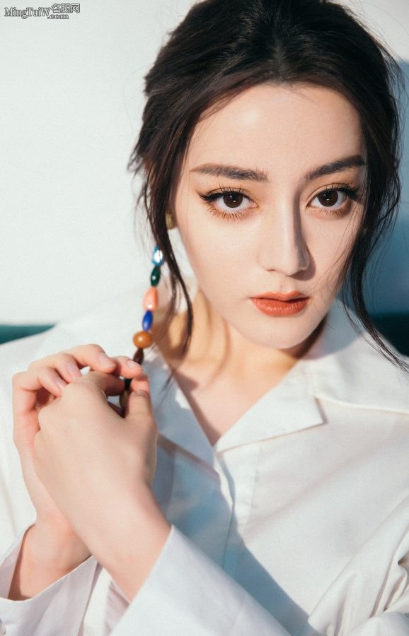 穿白色衬衫的迪丽热巴美艳惊为天人，脚穿凉高跟露脚趾(2/5)