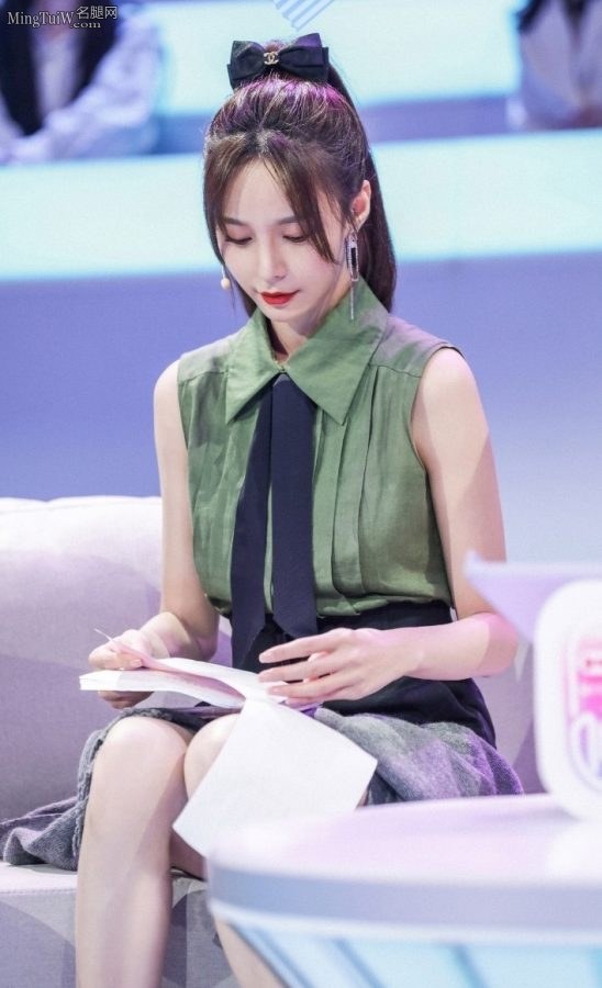 美女主持沈梦辰大长腿交叉坐姿(2/5)
