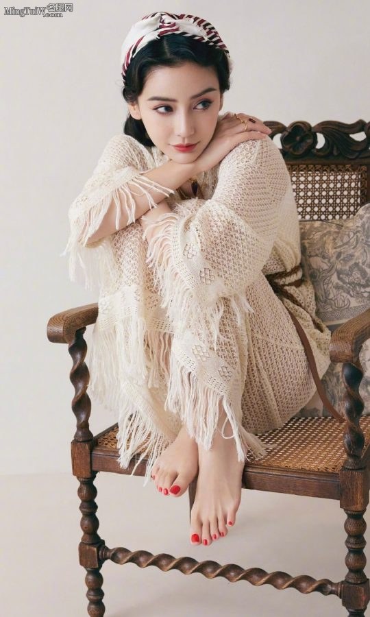 Angelababy登上时尚杂志秀完黑丝腿然后秀白皙美足(3/3)