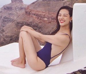 乐纯酸奶老板娘艾琳性感深V泳衣身材太完美