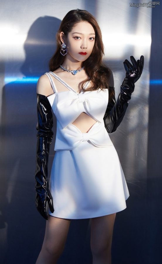 硬糖少女303C位担当希林娜依·高小白裙露香肩长腿(2/6)