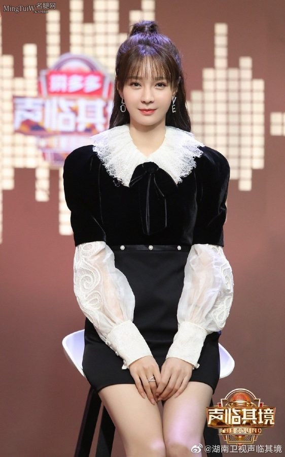 《声临其境》女主持沈梦辰纤细的美腿，表情甜美迷人(3/3)