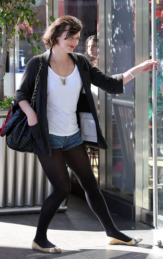 《生化危机》女主Milla Jovovich穿黑丝袜外出购物（第6张/共7张）