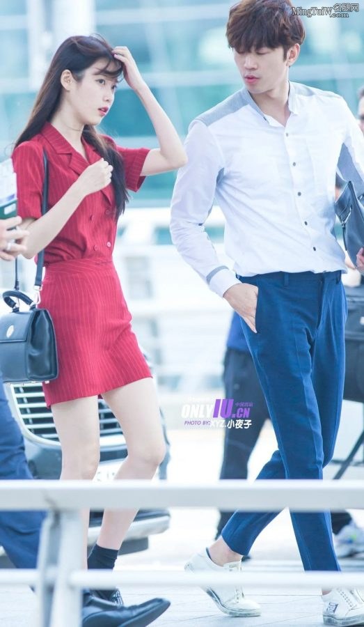 李知恩纤细美腿柔顺长发外出被拍(17/18)