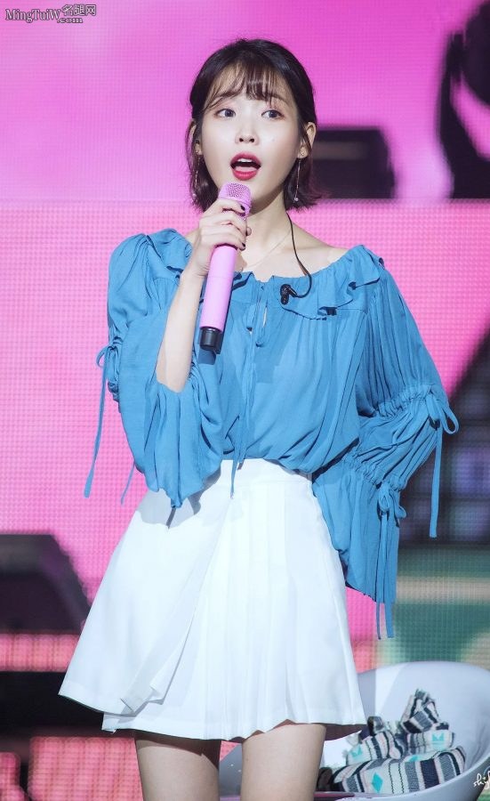 IU(李知恩)气质清纯玉腿洁白，玉手紧握粉色话筒献唱(13/20)