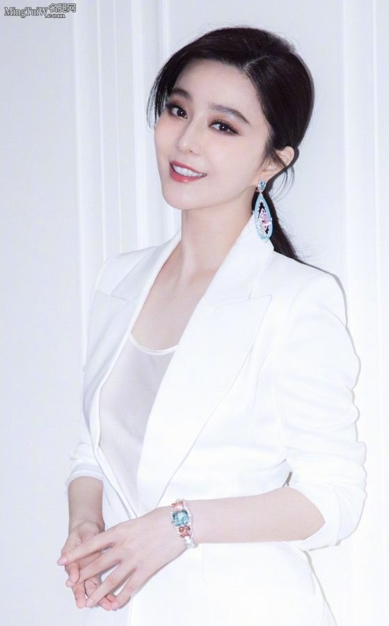 范冰冰美脸玉手，白西服套装太有范儿(3/8)