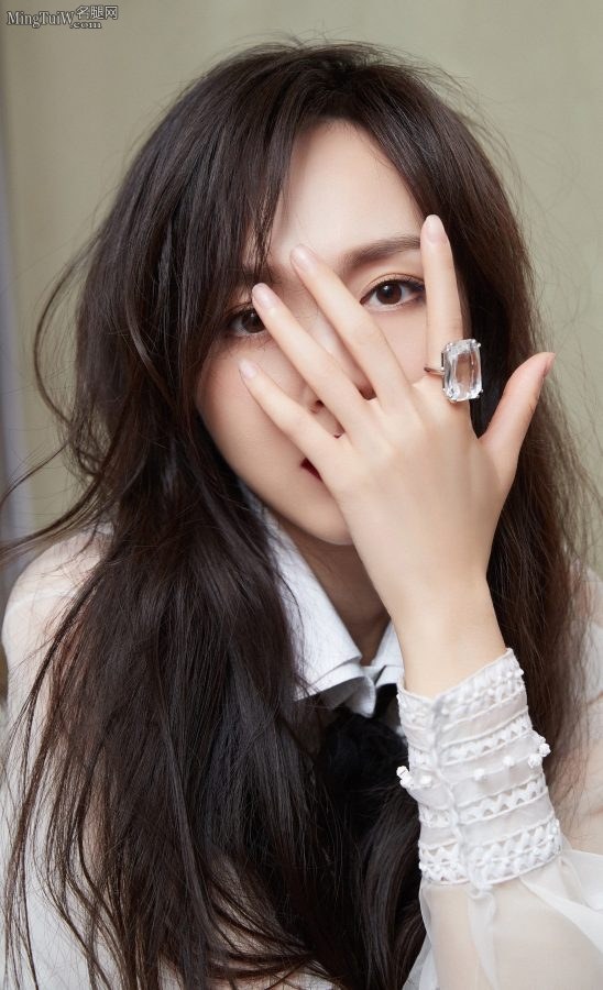 美女明星唐嫣蓬松长发大长腿这角度真绝了(2/5)
