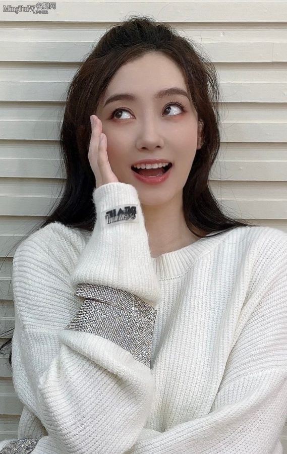 美女明星张小斐穿紧身牛仔裤这身材全是腿(4/4)