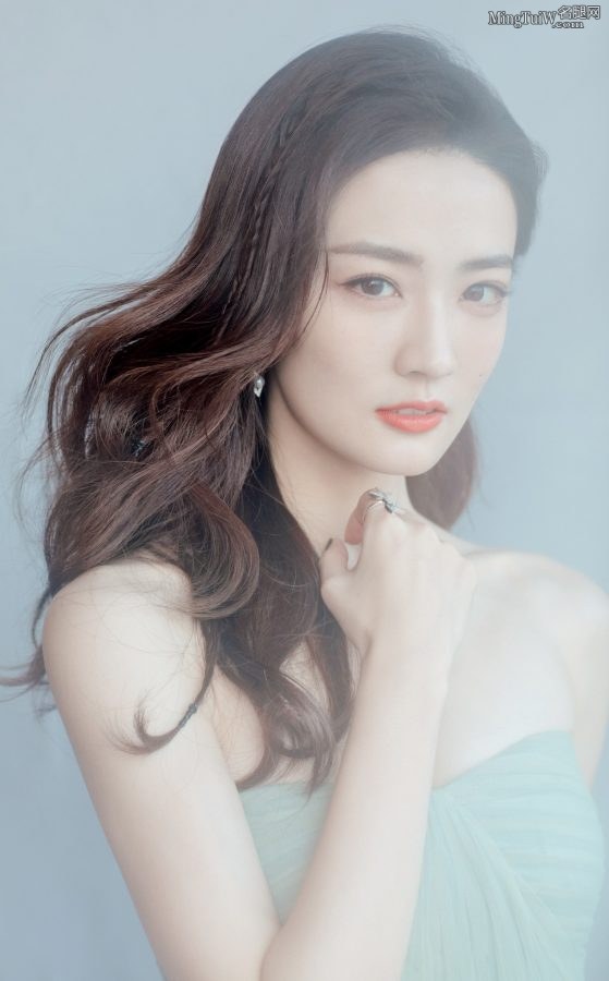 徐璐身穿低胸晚礼服美足踩Stuart Weitzman高跟鞋又纯又欲(5/9)