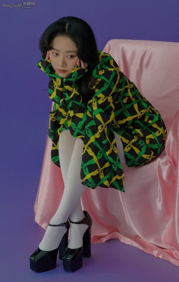谭松韵登上《九号摩登》封面，细腿穿白色丝袜(1/1)