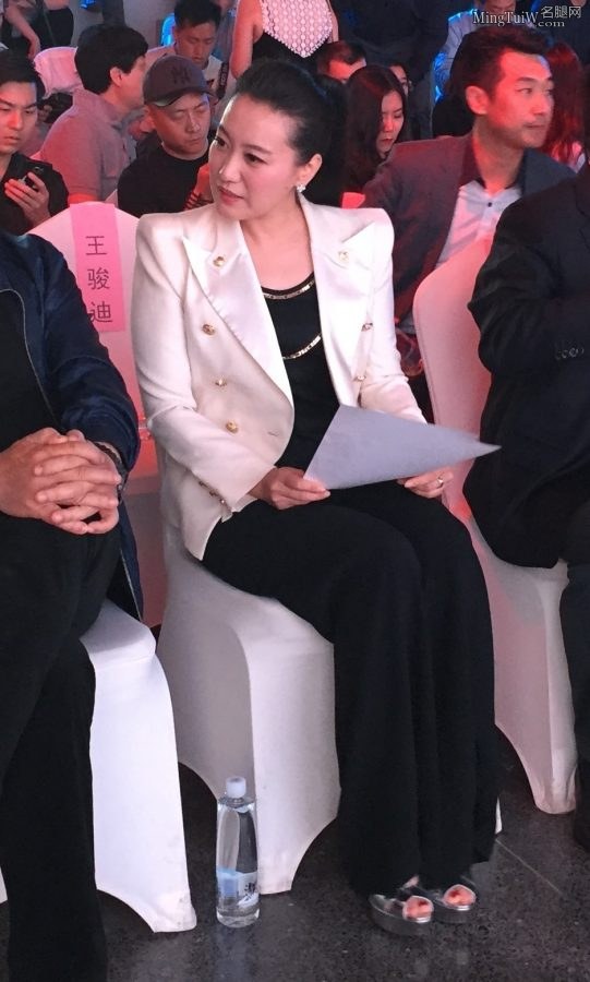 主持人春妮美腿高跟采访李丹阳(3/3)