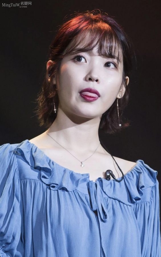 IU(李知恩)气质清纯玉腿洁白，玉手紧握粉色话筒献唱(17/20)