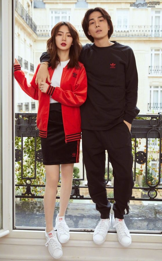 女明星戚薇细长美腿穿运动鞋和老公拍写真(1/4)