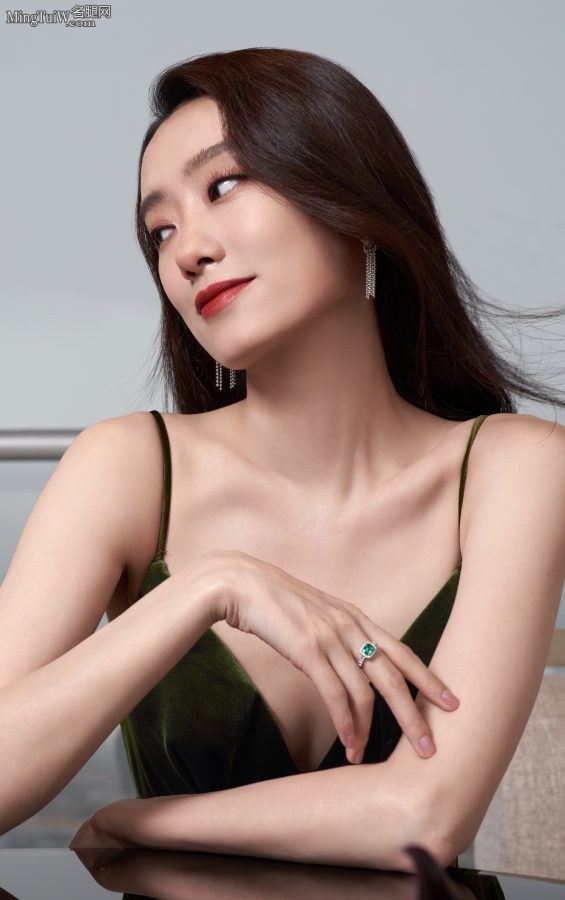 张小斐身穿深V吊带高级晚礼服，玉手纤纤面容美艳(6/6)