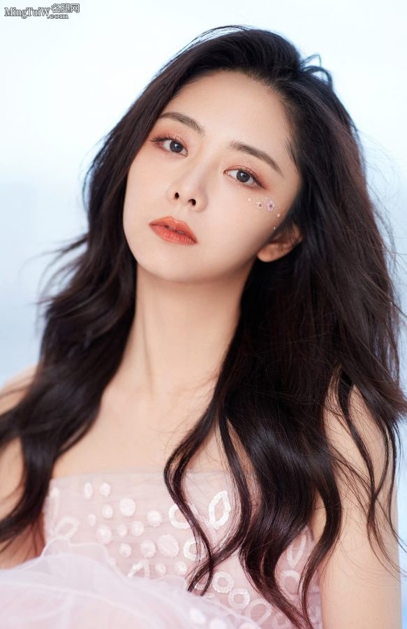 仙气十足的美妹子谭松韵穿薄纱长裙抬起细高跟脚(5/7)