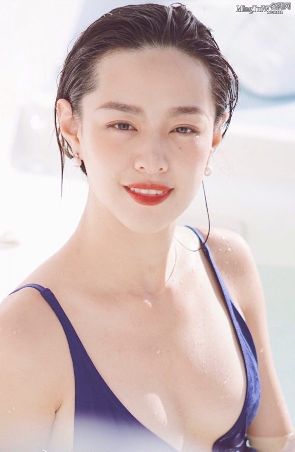乐纯酸奶老板娘艾琳性感深V泳衣身材太完美(6/9)