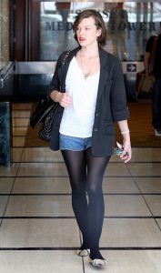 《生化危机》女主Milla Jovovich穿黑丝袜外出购物