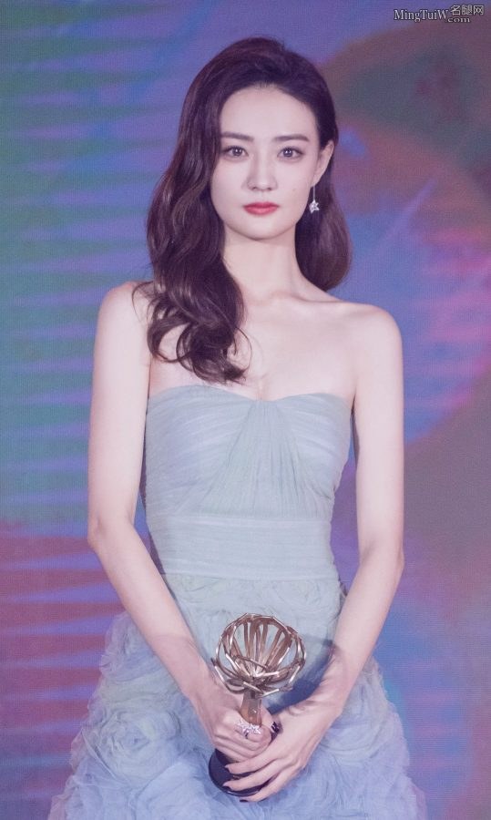 Xu Lu wears a low-cut evening dress and her beautiful feet are pure and lusty in Stuart Weitzman high heels.(3/9)