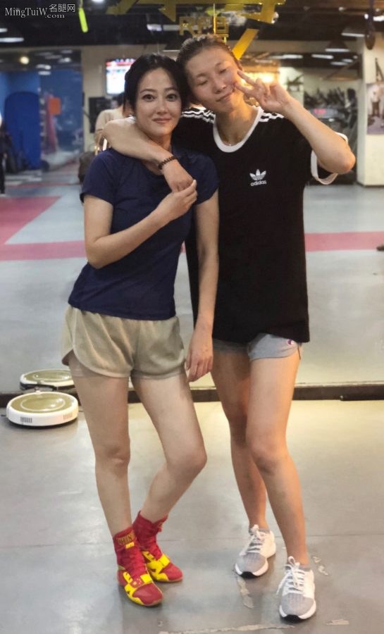 女演员谭卓和女拳击运动员刘畅共秀短裤白腿（第1张/共4张）